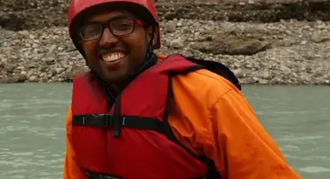 Стана известно името на злодея-индиец, залял с киселина Дария