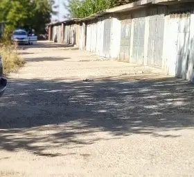 Трупът на жена е намерен зад тези гаражни клетки под шивашката фирма &bdquo;Карина&ldquo;.  Снимка: &bdquo;Утро&ldquo;