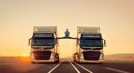 Уникалният тандем Ван Дам и Volvo влиза в Лувъра /видео/ Уникалният тандем Ван Дам и Volvo влиза в Лувъра /видео/