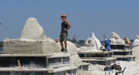 Въпреки парещите лъчи на слънцето вчера скулпторите продължиха да превръщат тоновете пясък в удивителни фигури.                                                                             Снимка: Красимир СТОЯНОВ