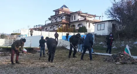 Премахват тревата от плажната ивица в парк &bdquo;Росенец&ldquo;