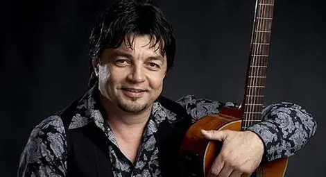 Куп звезди пеят в подкрепа на 19-годишния Пешо