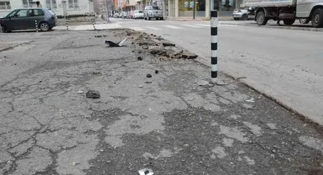 Пиян шофьор строши 7 колчета, знак и се заби в блок на Зарезан