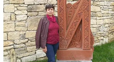 Йорданка Бодурова в Двора на кирилицата в Плиска.