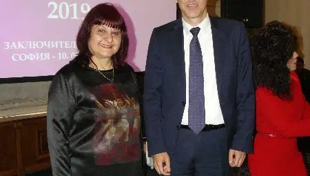 Всеки клас посреща с различен поздрав учителката на годината Таня Нахабедян