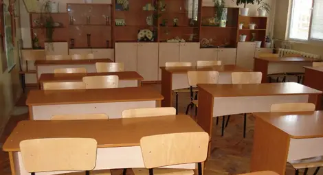 57 деца от областта върнати в класните стаи, 105 напуснали със семействата си в посока чужбина