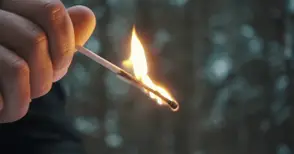 Мъж с психични отклонения задържан при опит да запали къща в Русе