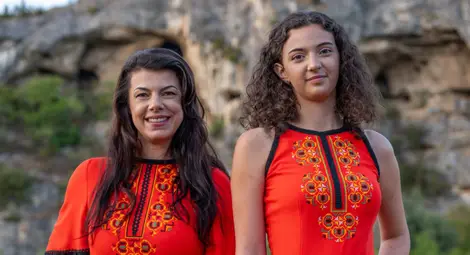 Росина Тодоранова и Десислава Василева отправят призив към младите българи по света.