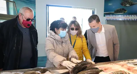 Зам.областният управител Синан Хебибов се включи във вчерашните проверки на продажбата на риба за Никулден. Снимка: ОА