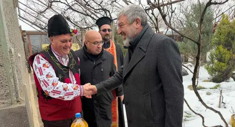 Ден след Бабинден единствено от цяла България в Черешово празнуваха и Дядовден за 69-и път. За първи път обаче дядото се качи на високопроходим джип вместо на каруца, магарето на успя да качи баира Ден след Бабинден единствено от цяла България в Черешово празнуваха и Дядовден за 69-и път. За първи път обаче дядото се качи на високопроходим джип вместо на каруца, магарето на успя да качи баира