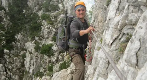 Разследващ полицай се бори със страха си от високо с алпинизъм
