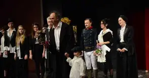 „Службогонци“ прокара успоредици между миналия и сегашния век