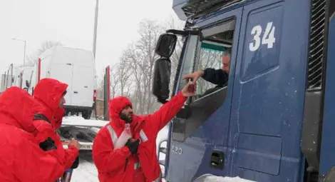 Червенокръстци раздават чай и банани на Дунав мост