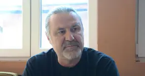 В 10 клас в Музикалното Явор Желев обявил соцсъревнование между косата и брадата