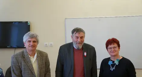 Коя е любимата приказка на Стефан Цанев? Какво говори езикът на шапките? Отговорите - в &bdquo;Литературни откровения&ldquo;