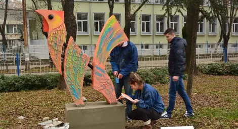 Пъстър стилизиран  петел кацна в алеята на &bdquo;Цар Освободител&ldquo;