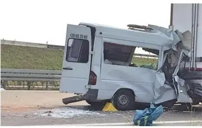 Шестима българи загинаха в микробус, врязал се в камион в Германия Шестима българи загинаха в микробус, врязал се в камион в Германия