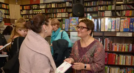 Ани Димитрова /вдясно/ получи много поздравления и даде автографи на своите почитатели.     Снимка: Бисер ТОДОРОВ