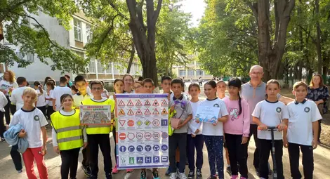 Спазвам правилата за безопасно движение - състезание по безопасност на движението в училище "Възраждане" в Русе Спазвам правилата за безопасно движение - състезание по безопасност на движението в училище "Възраждане" в Русе