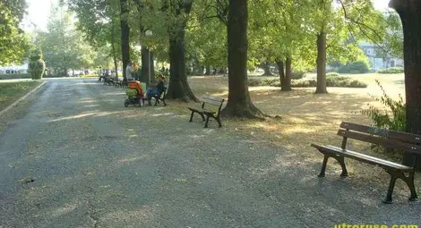 Камери засичат вандал да влачи две пейки от площада пред "Хепи"