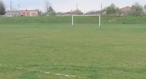 Футболисти и фенове биха главния рефер в Глоджево