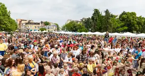 600 деца рецитираха глаголицата в шествие-спектакъл на площада