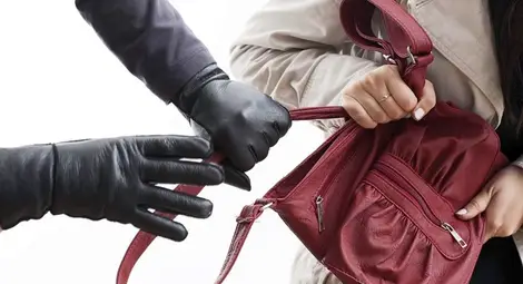 Случайни минувачи спасиха от брутален грабеж отиваща на работа жена