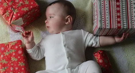 5 идеи за коледни подаръци за бебе