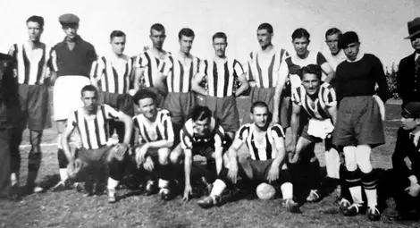 На този кадър е отборът на &bdquo;Левски&ldquo; /Русе/ от 1935-1936 година, когато в градското първенство участват още &bdquo;Напредък&ldquo;, &bdquo;Ангел Кънчев&ldquo;, &bdquo;Раковски&ldquo;, &bdquo;Добруджа&ldquo;, ЖСК и &bdquo;Бенковски&ldquo;. Снимка: &bdquo;Спортно Русе&ldquo;