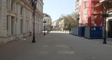 11 ч в неделя. Улиците са празни, рядко минава човек, повечето са с маски. Снимка: „Утро“ 11 ч в неделя. Улиците са празни, рядко минава човек, повечето са с маски. Снимка: „Утро“