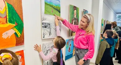 На първата в страната детска картинна галерия се радва русенският детски център