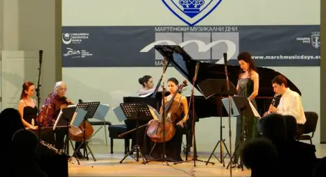 Композиторът Йордан Дафов прегърна изпълнителите на новата му творба Композиторът Йордан Дафов прегърна изпълнителите на новата му творба