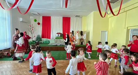 500 мартенички с послание за надежда озариха Комплексния онкологичен център в Русе