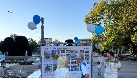 Фотоизложбата &bdquo;По река Дунав от Голямата до Малката Виена&ldquo; беше открита от велоприключенците &bdquo;Slow Riders&ldquo; на площад &bdquo;Свобода&ldquo; в Русе
