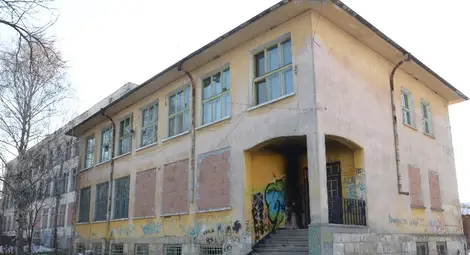 Закритото училище в Средна кула става жилища за бедни