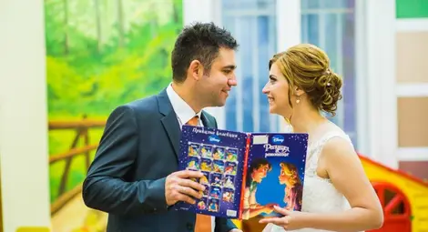 Мартина избра библиотеката за сватбената си фотосесия