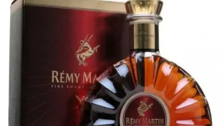 Жена изпи бутилка коняк &bdquo;R&eacute;my Martin&rdquo; на екс, за да не й го вземат на летището, и колабира