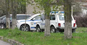 Трима задържани в акция срещу телефонни измамници във Ветово