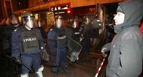 Има пострадали при сблъсъци на протестиращите с полицията и жандармерията в столицата