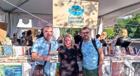 Георги Христов раздава автографи  на читатели в Алея на книгата