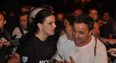 Полицайката Анна - миска, певица и журналистка