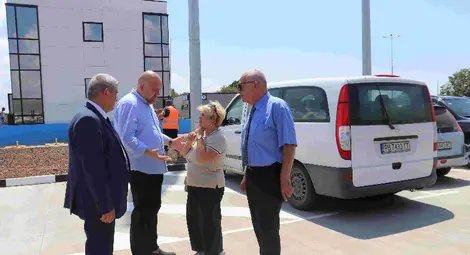 Прекосяването на Дунав с ферибот при Русе не трябва да отнема повече от час от качването на борда до слизането на отсрещния бряг Прекосяването на Дунав с ферибот при Русе не трябва да отнема повече от час от качването на борда до слизането на отсрещния бряг