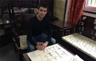 4 млн. китайци подкрепят български студент в Пекин да играе футбол 4 млн. китайци подкрепят български студент в Пекин да играе футбол