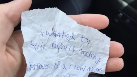 Тази майка купи закуска на просяк, а бележката която клетникът й написа, спря дъха й!