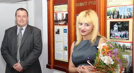 Областният управител Борислав Българинов посрещна най-новия член на екипа - Глория Георгиева.                     Снимка: ОА