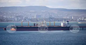 Петролът поевтинява в азиатската търговия, инвеститорите анализират рисковете за доставките заради напрежението между САЩ и Иран