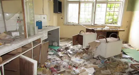 Наркомани и клошари окупират бившите лаборатории на РЗИ в центъра на Русе Наркомани и клошари окупират бившите лаборатории на РЗИ в центъра на Русе