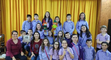 Жени Лечева се снима с децата от Дойче шуле. Снимка: Дойче шуле Жени Лечева се снима с децата от Дойче шуле. Снимка: Дойче шуле