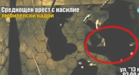 Отстраниха полицаите, били младежи /видео/