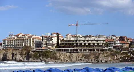 Сезонът по морето започна с незавършени строежи